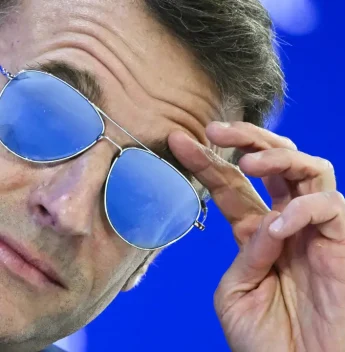 Óculos usados por Macron em Davos impulsionam ações de fabricante italiana