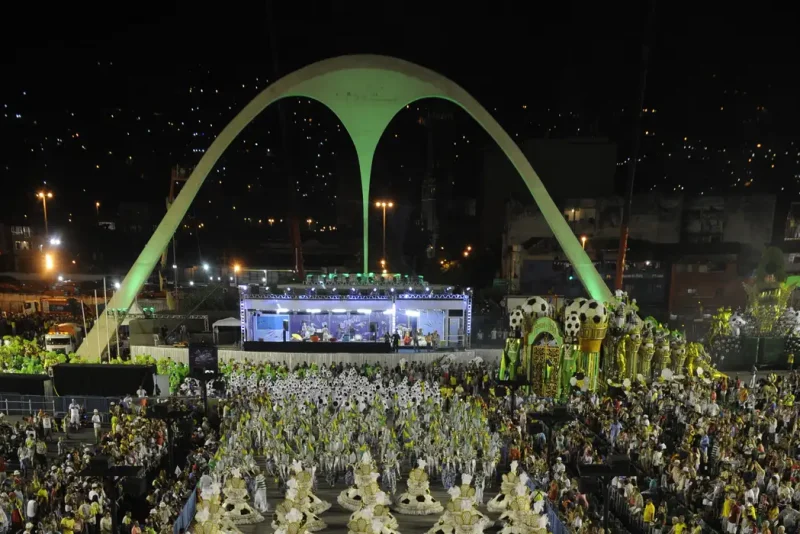 Memória, arte e política guiam os enredos do Grupo Especial das Escolas de Samba do Rio