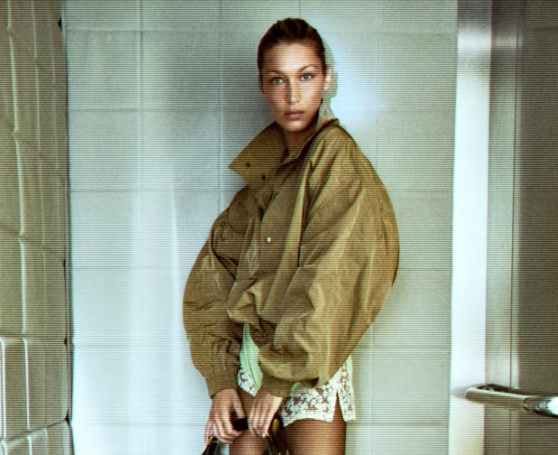 Ícone dos anos 2000, bolsa Mombasa volta às vitrines da Saint Laurent em campanha protagonizada por Bella Hadid