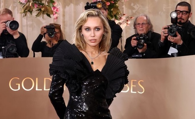 Famosos cruzam o tapete vermelho em produções poderosas no Golden Globe Awards