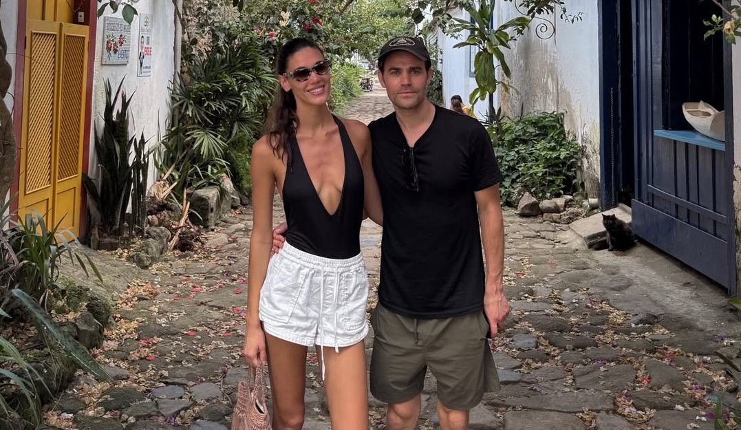 Ator Paul Wesley aproveita litoral do RJ com a noiva brasileira e anima seguidores