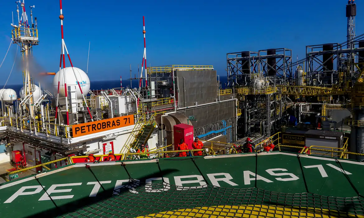 Produção de petróleo e gás atinge 4,921 milhões de barris em novembro