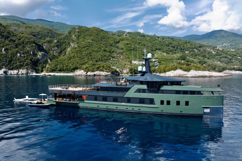 Superiate Pink Shadow transforma o litoral brasileiro em vitrine do luxo náutico