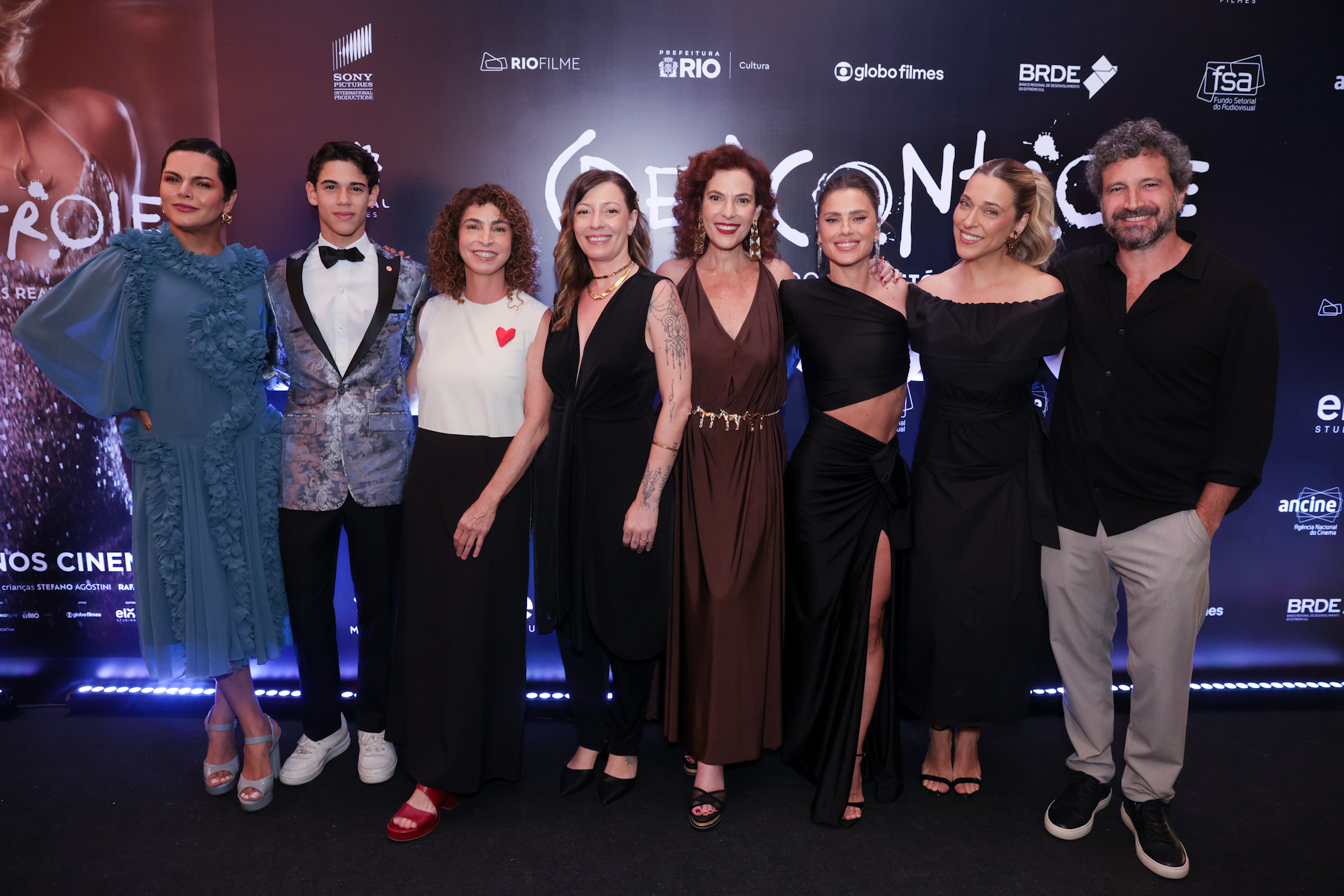 Carolina Dieckmann, Caco Ciocler e Júlia Rabello recebem convidados na pré-estreia do filme (Des)Controle em São Paulo