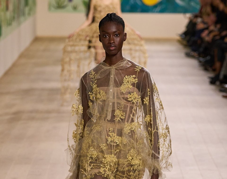 Sheila Bawar representa o Brasil entre os novos nomes da moda global