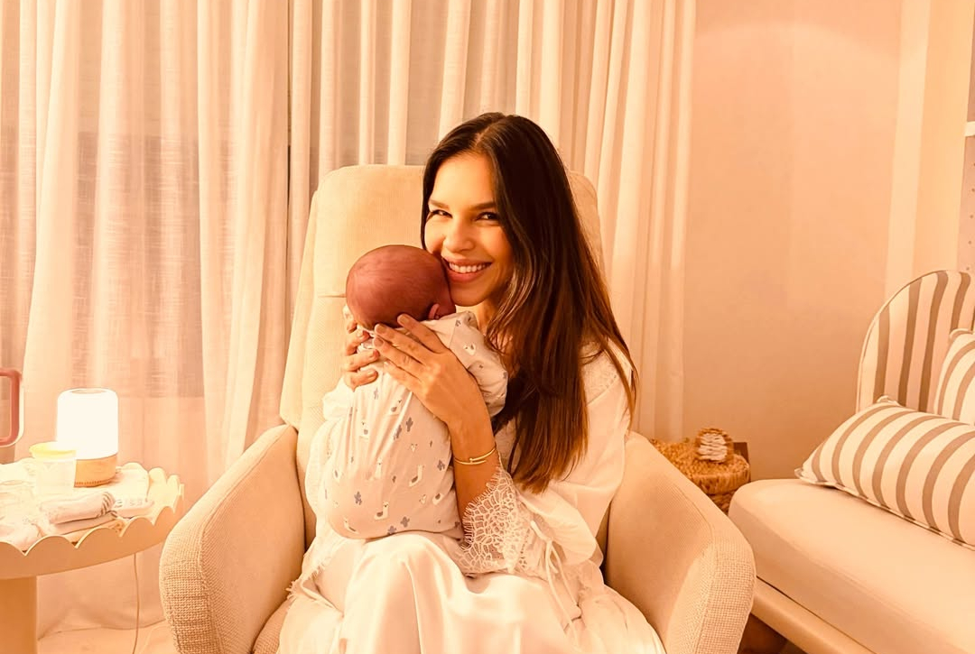 Mariana Rios encanta seguidores ao publicar novos registros com o filho