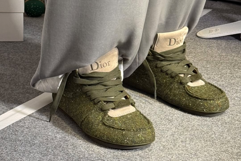 Dior apresenta novas versões do tênis Roadie com acabamento em tweed na Paris Fashion Week