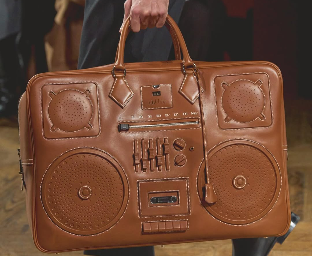 Hermès apresenta referência de soundsystem vintage no desfile Outono-Inverno 2026, em Paris