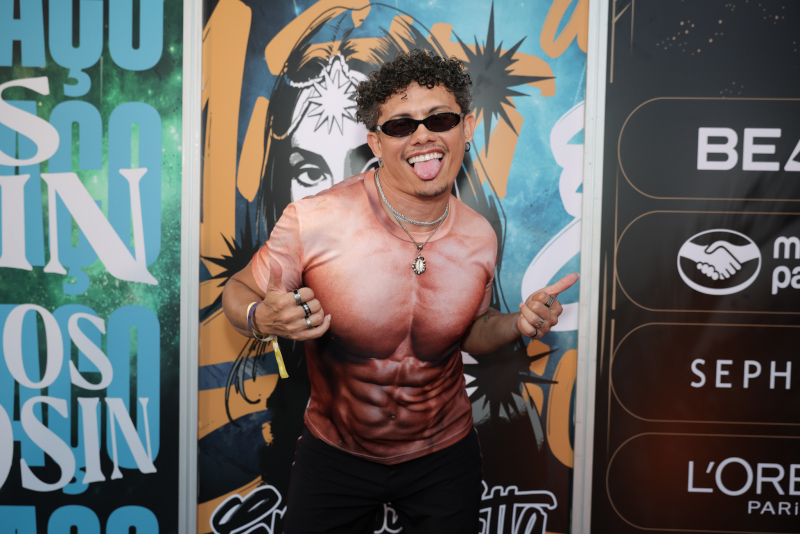 Vibe cósmica - Anitta leva o projeto ‘Ensaios’ a Fortaleza e reúne convidados no palco