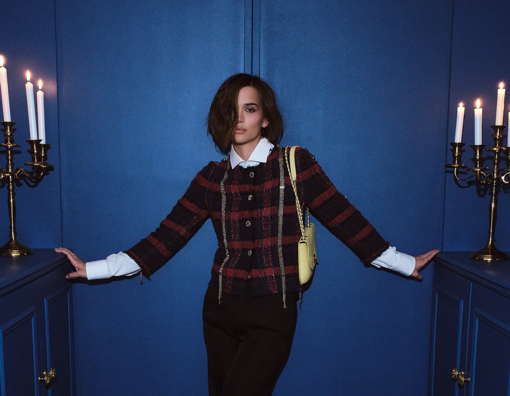 Theresa Fonseca faz debut na Alta-Costura da Chanel em Paris e aposta em look clássico