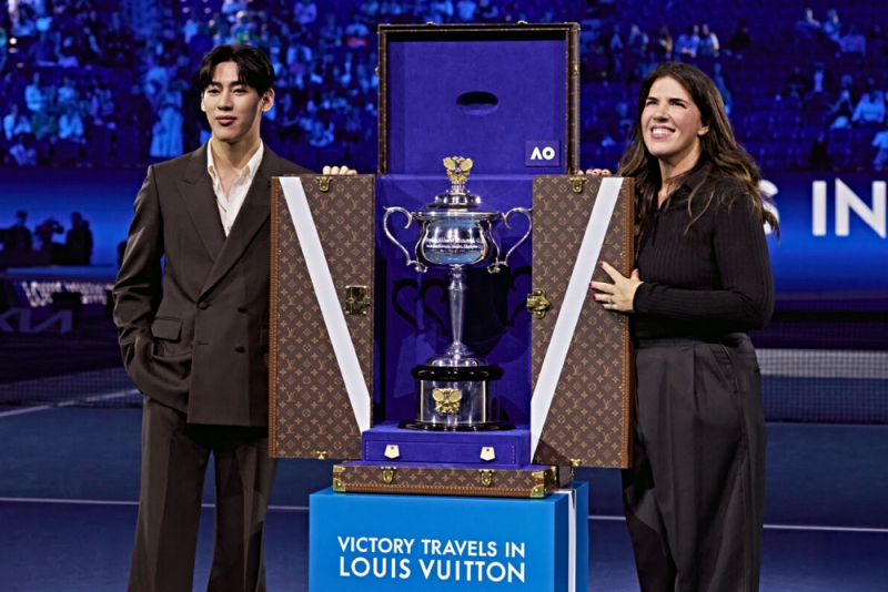 Trophy Trunk Louis Vuitton leva troféu da final feminina do Australian Open 2026