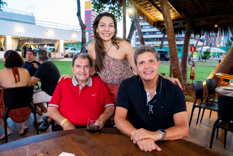 Atmosfera Leve - Pôr do sol no Iate Clube reúne habitués e celebrações em família