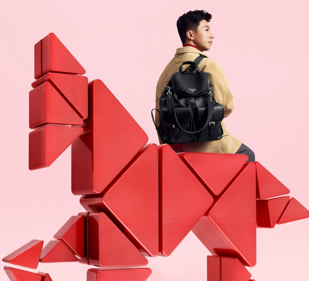 Prada celebra Ano Novo Chinês com avatar do Cavalo de Fogo e experiências imersivas