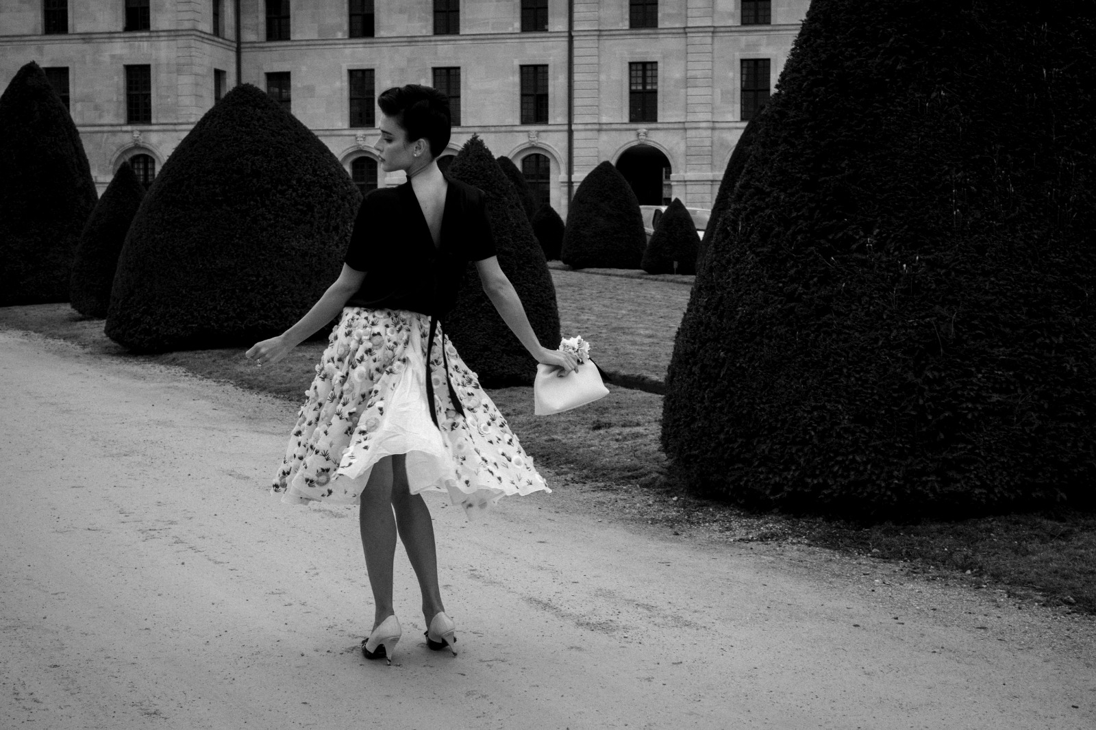 Livia Nunes prestigia desfile da Dior em Paris com look alinhado à nova fase da maison