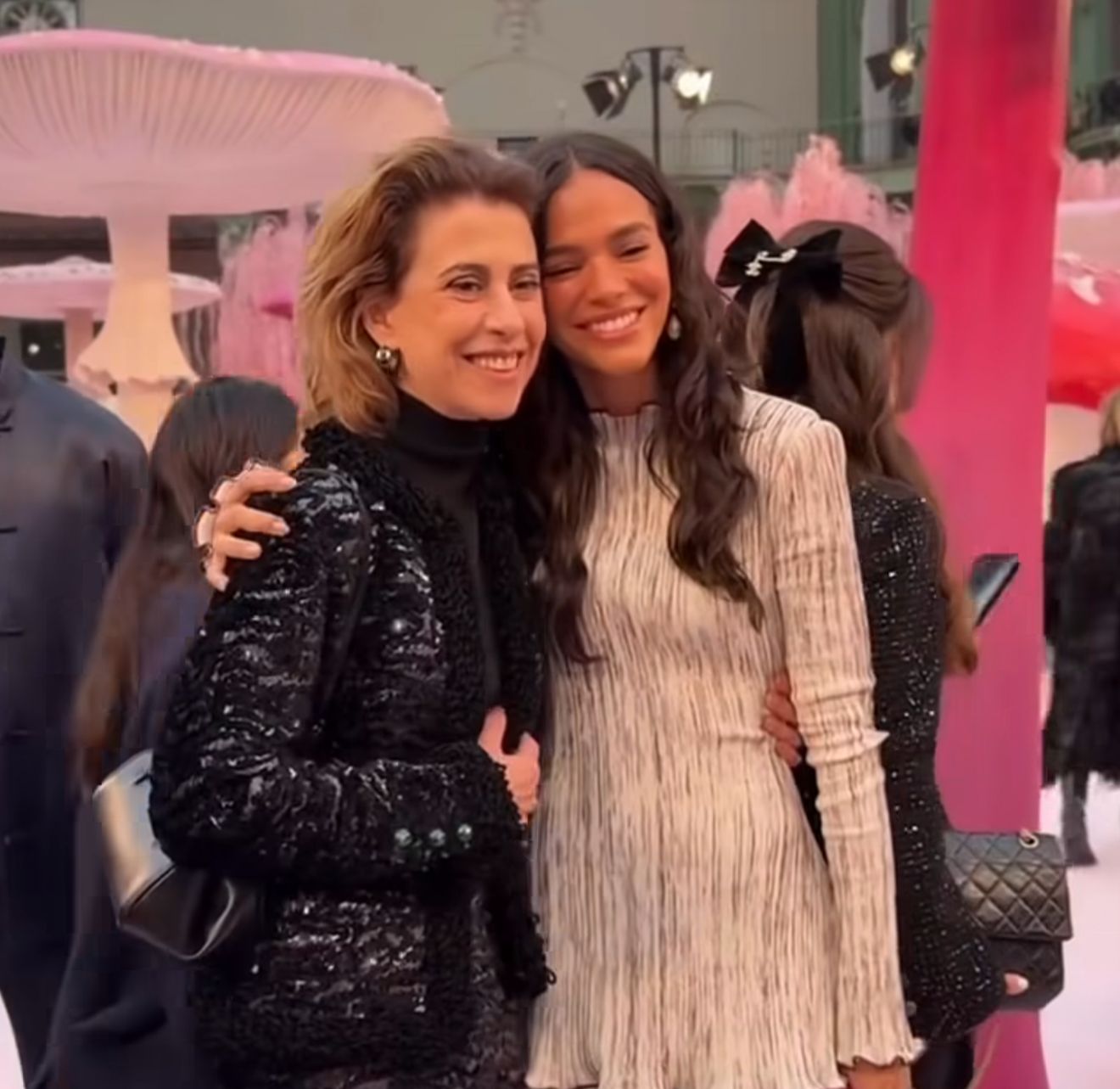 Fernanda Torres e Bruna Marquezine prestigiam estreia de Matthieu Blazy na alta-costura da Chanel em Paris