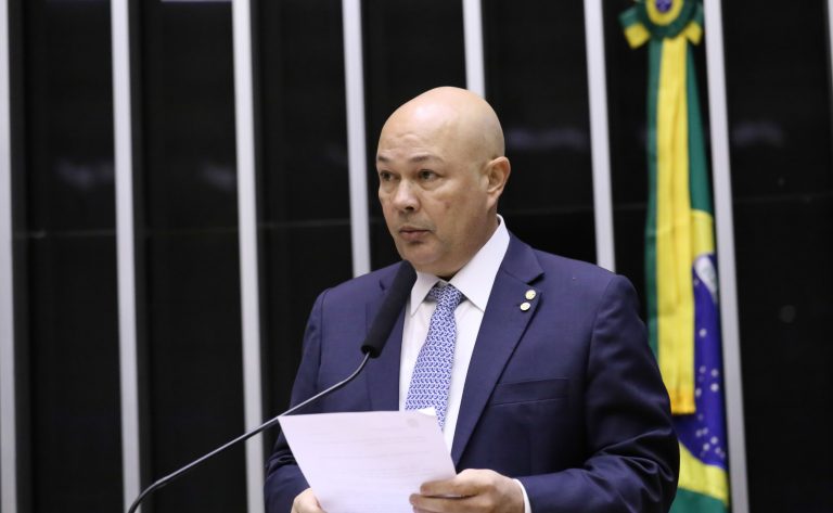 Deputados analisam proposta que veta monetização de contas oficiais de parlamentares