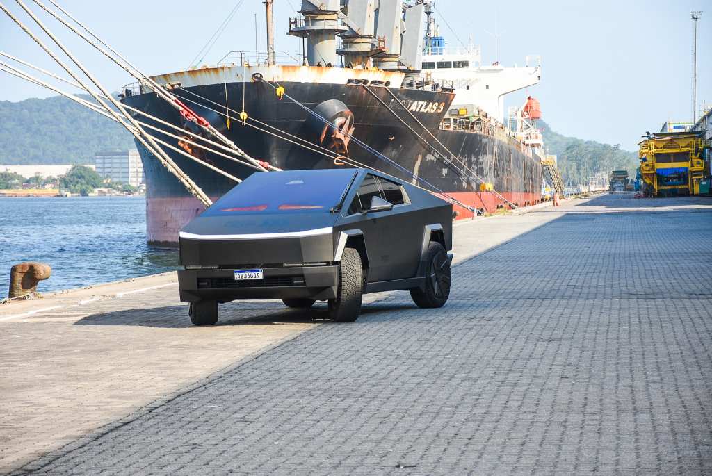 Zezé Chega No Navio