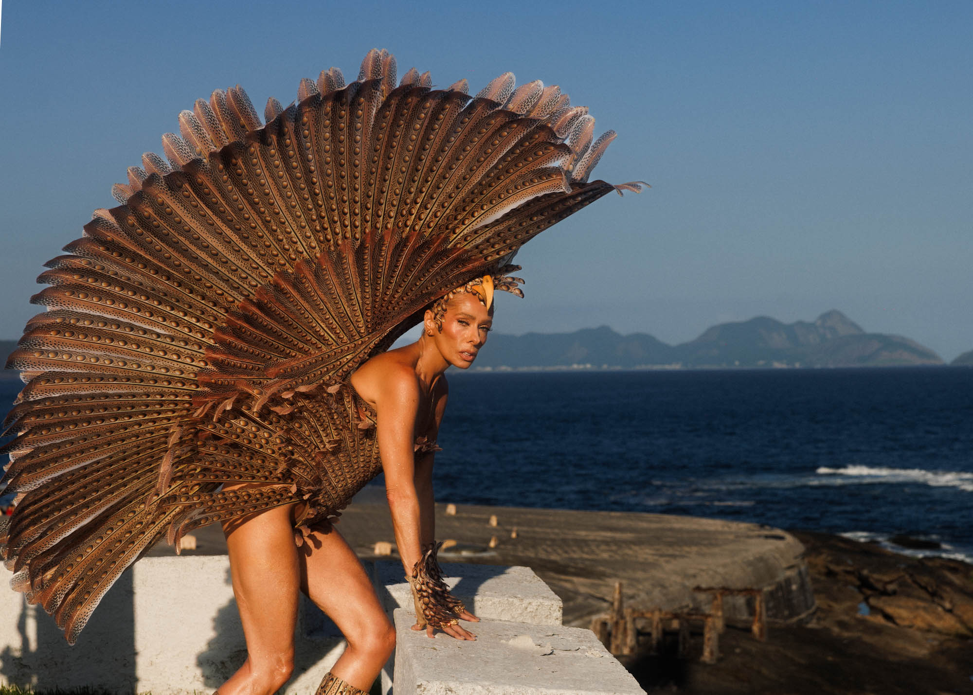 Adriane Galisteu surpreende com fantasia de falcão-lanário e dá um show de criatividade na Sapucaí
