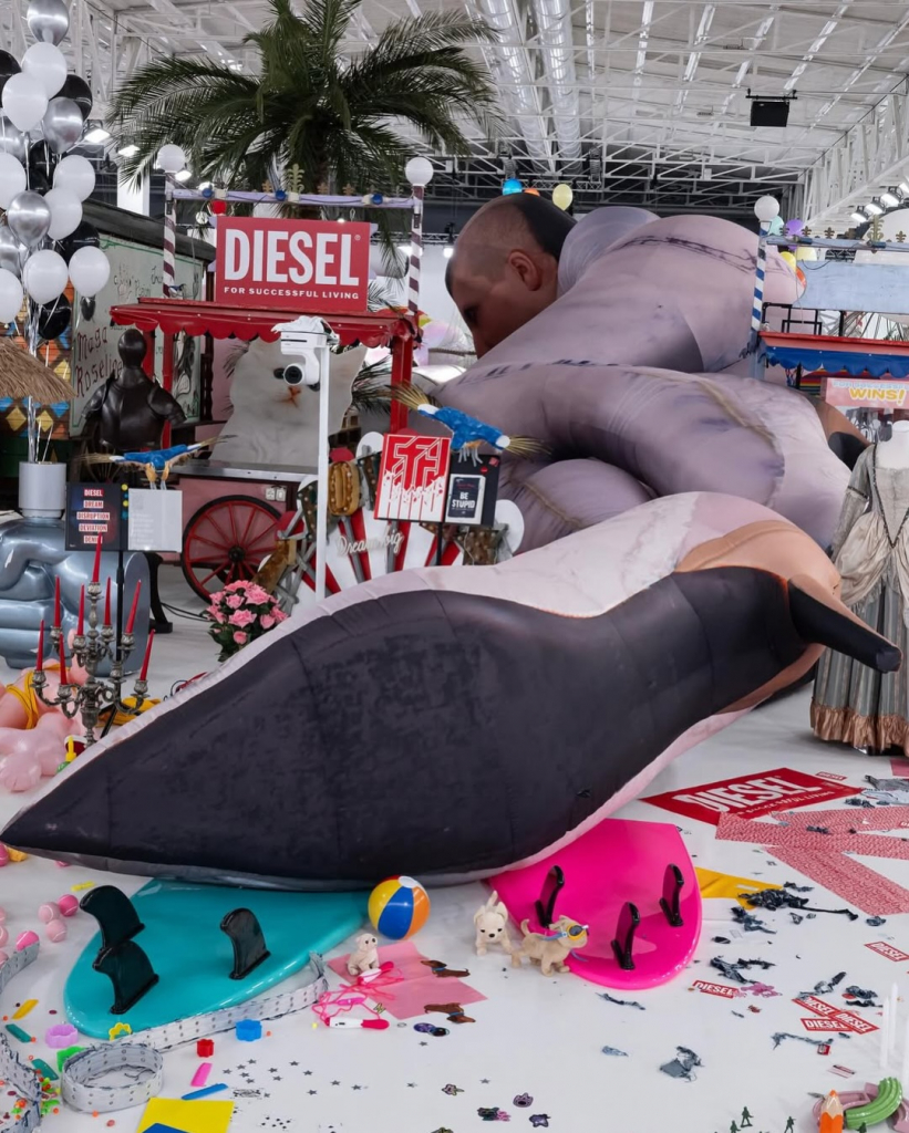 A Diesel Abriu A Milan Fashion Week Com Uma Passarela Que Parecia Saída De Um Brechó Maximalista (2)