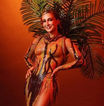 Com looks temáticos, Claudia Leitte leva “Feira de Especiarias” ao Carnaval baiano