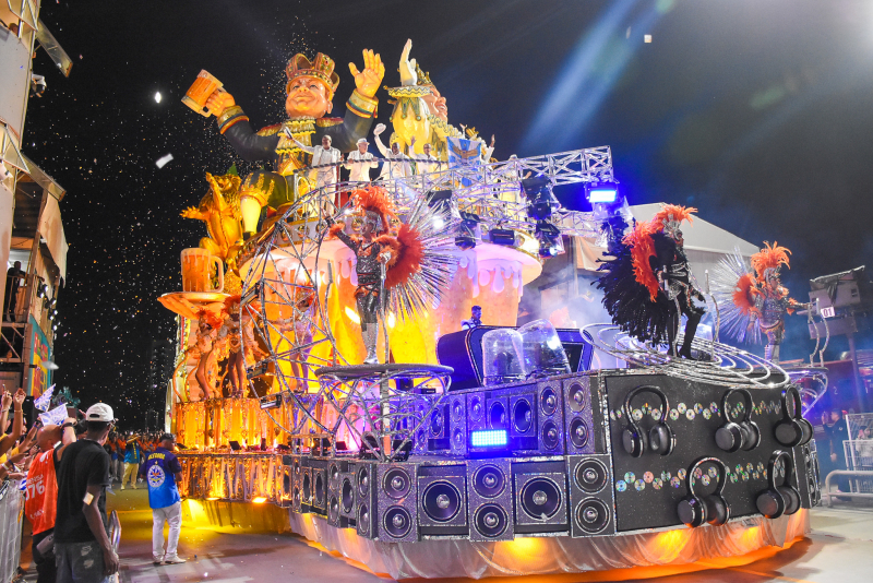 Avenida em festa - Carnaval 2026: segunda noite de desfiles movimenta São Paulo e Rio de Janeiro