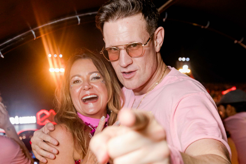 Astro britânico Matt Smith curte a Sapucaí direto do Camarote Alma Rio