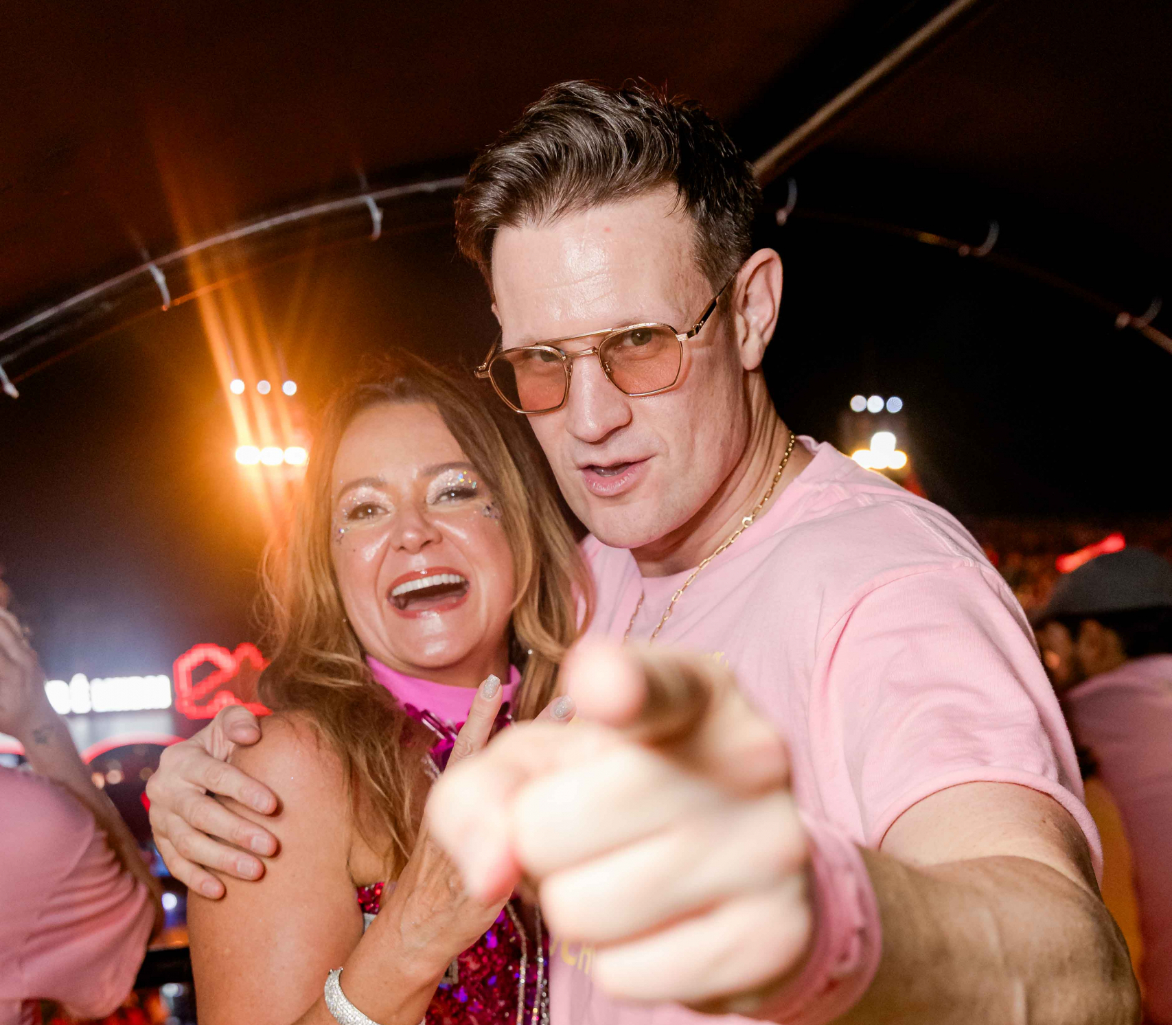 Astro britânico Matt Smith curte a Sapucaí direto do Camarote Alma Rio