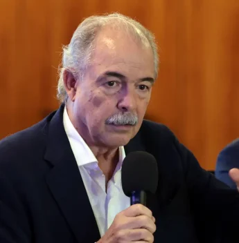 Mercadante defende ação do Estado para conter choque do petróleo e proteger emprego, produção e combustíveis