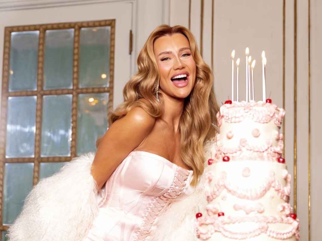 Ana Paula Siebert celebra aniversário com bolo de 10 andares e produção grandiosa