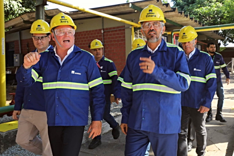 Elmano visita planta fabril da Gerdau em Maracanaú após modernização industrial