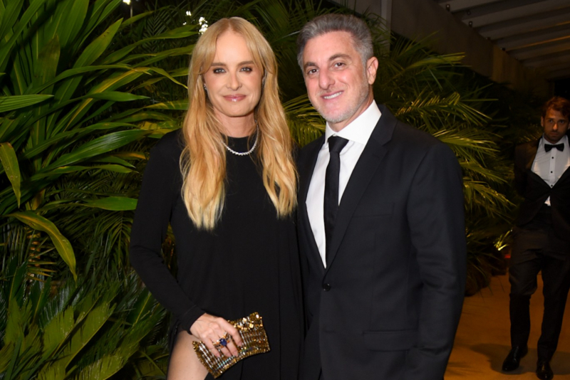 cerimônia luxuosa - Esther Marques e Adolpho Mello dizem “sim” sob a bênção do Padre Fábio de Melo em São Paulo