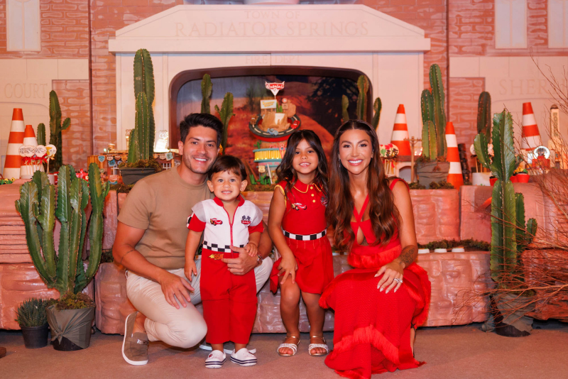 Arthur Aguiar e Jheny Santucci celebram os 2 anos do filho Gabriel em São Paulo