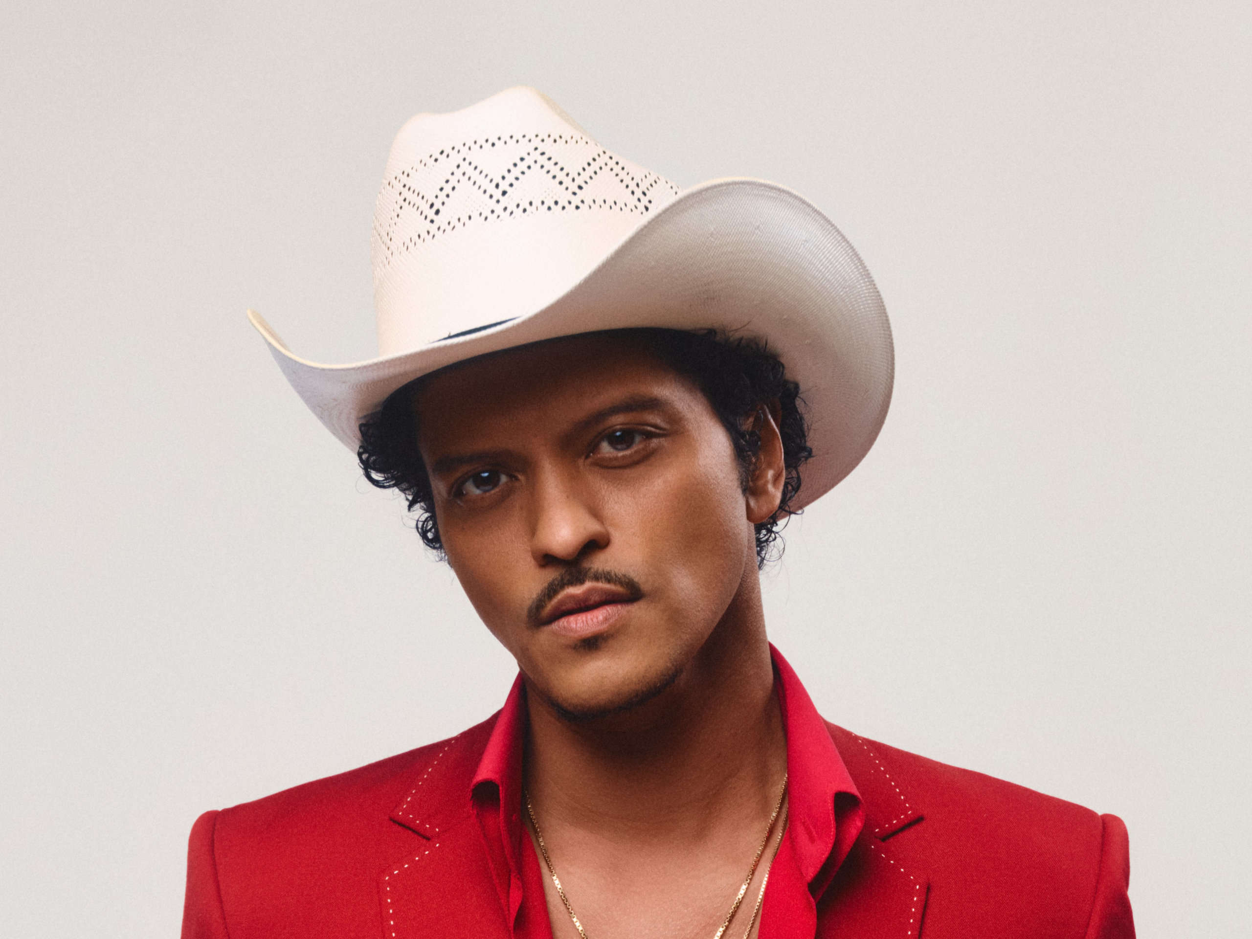 Bruno Mars lança álbum “The Romantic” após 10 anos sem projeto solo