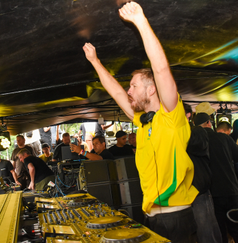 Calvin Harris veste camisa do Brasil e comanda o Bloco Skol no pré-Carnaval de São Paulo