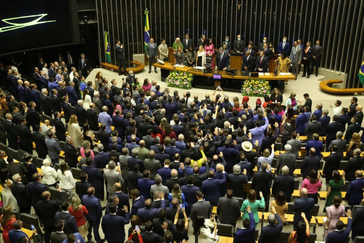 Câmara aprova novas carreiras no Executivo e projeta impacto de R$ 5,3 bilhões no Orçamento de 2026