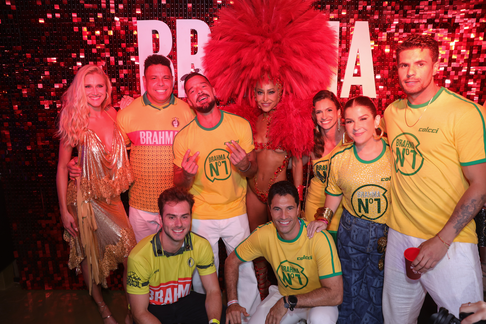 Camarote Nº1 celebra 35 anos com famosos e clima de Copa na Sapucaí