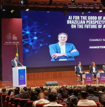 Ministro da Educação apresenta plano brasileiro de IA na Índia e firma acordo estratégico em Bangalore