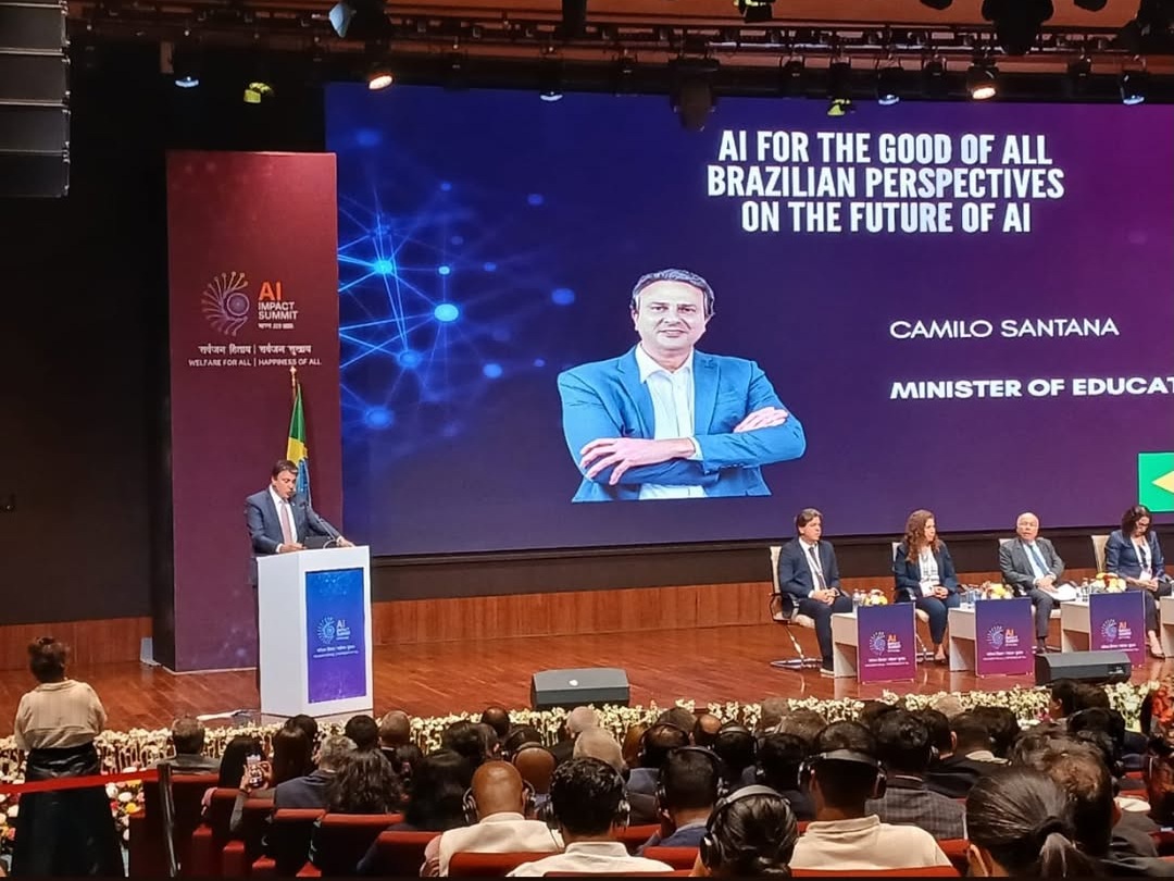Ministro da Educação apresenta plano brasileiro de IA na Índia e firma acordo estratégico em Bangalore