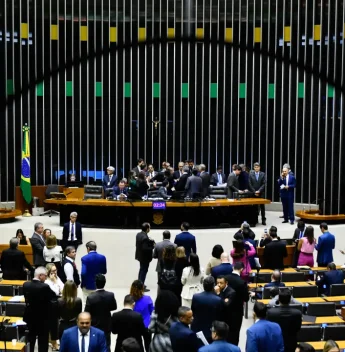 Congresso retoma trabalhos com agenda encurtada por eleições