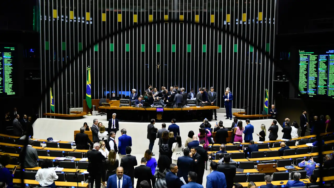 Congresso retoma trabalhos com agenda encurtada por eleições