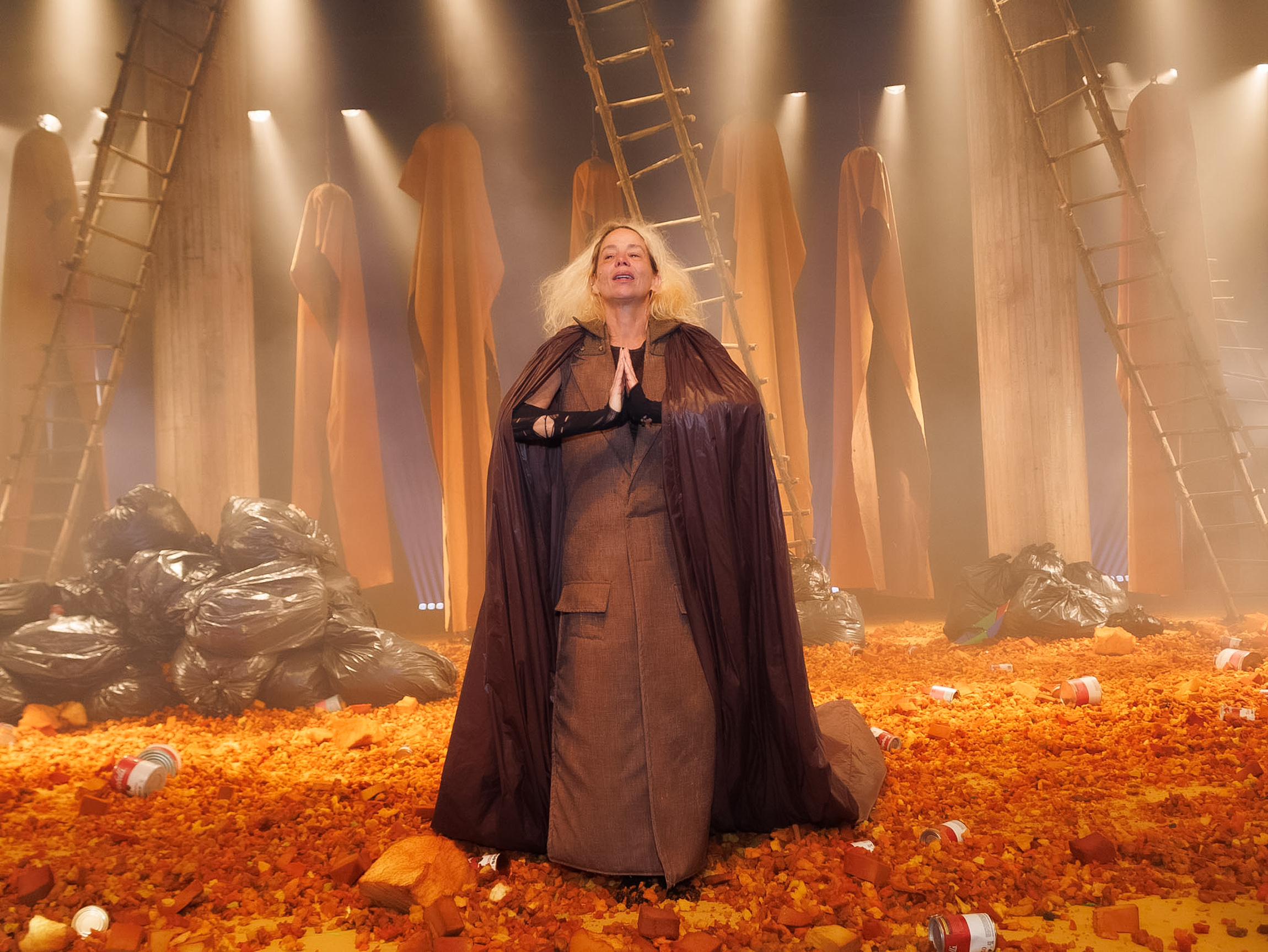 Danielle Winits estreia o monólogo “Choque!” em São Paulo com presença de famosos