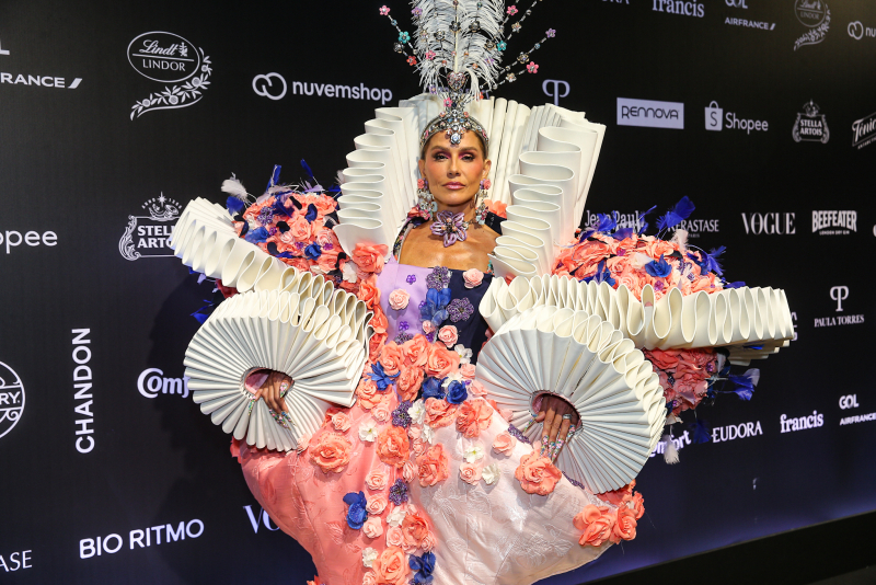 Baile da Vogue 2026 transforma o Copacabana Palace em passarela de fantasia e alta-costura