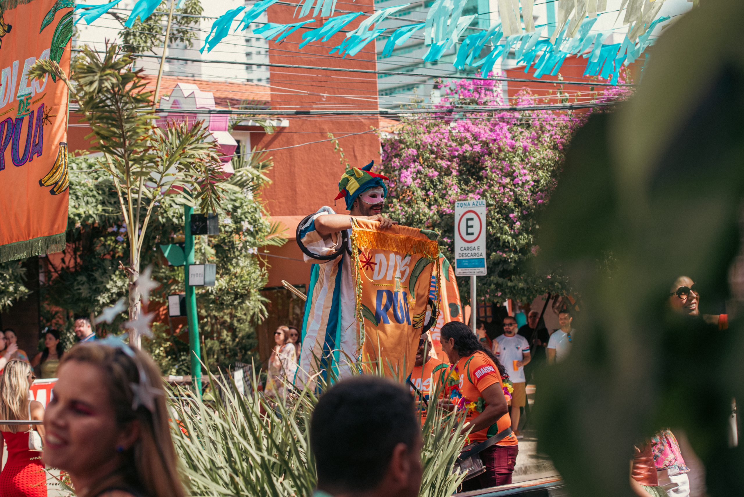Bloco Dias de Rua ocupa o Meireles com proposta circense e clima de tradição