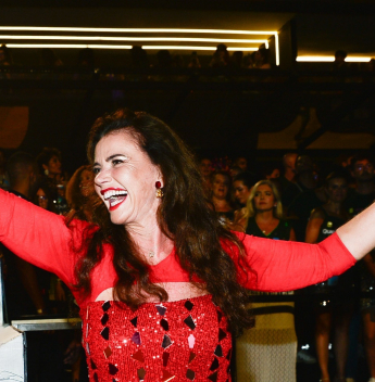 Luma de Oliveira é reverenciada na Sapucaí e revive momento icônico no Carnaval