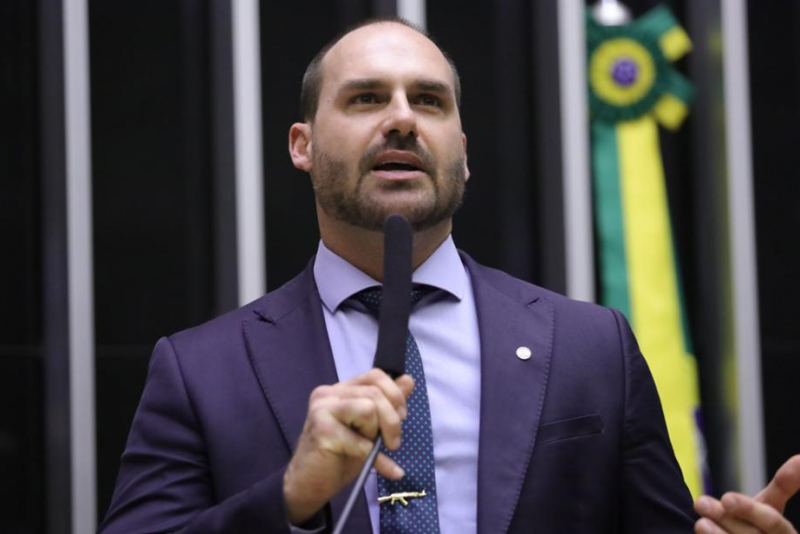 Eduardo Bolsonaro é notificado pelo STF em ação penal por coação