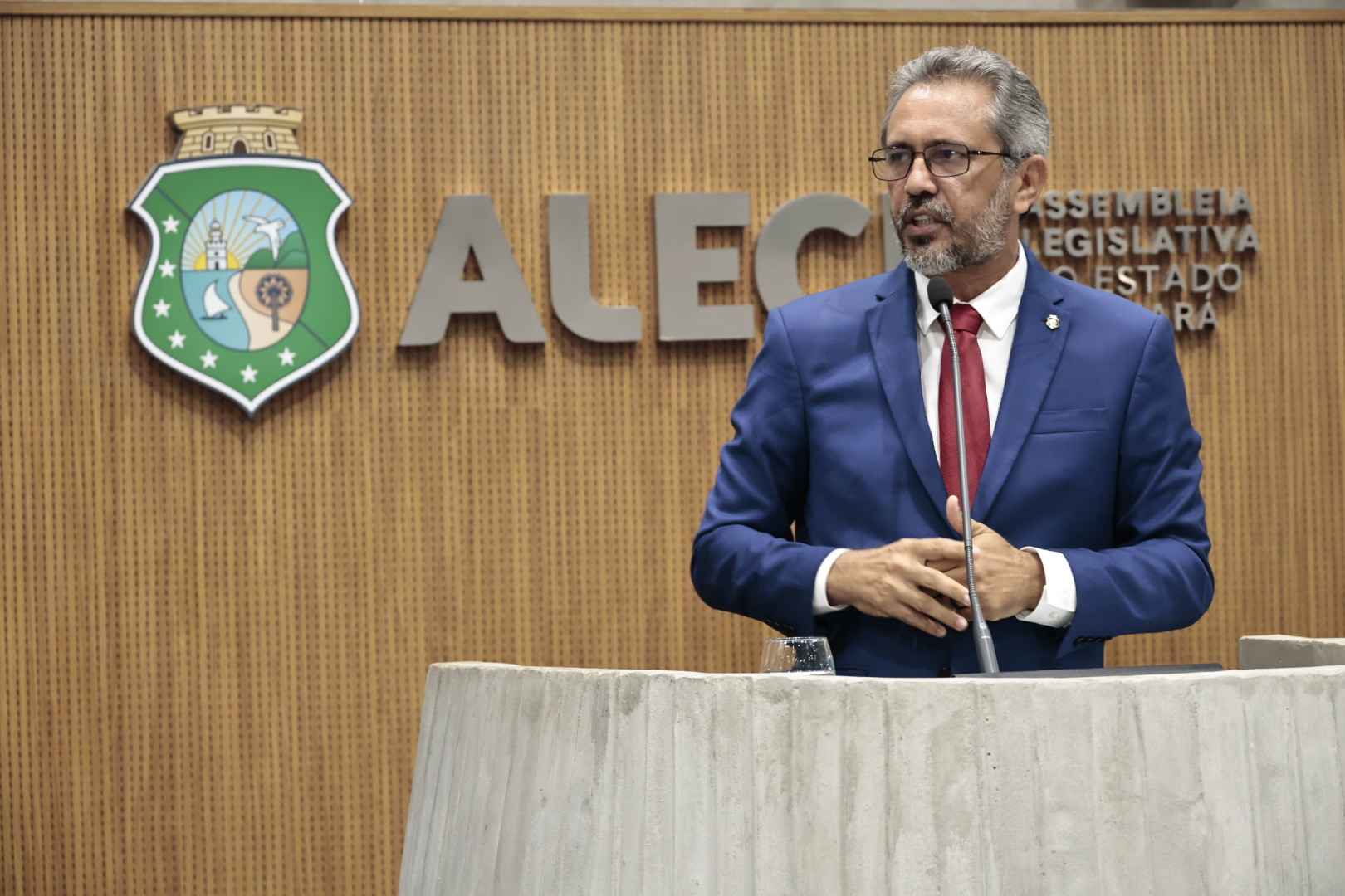 Na Assembleia, Elmano de Freitas aponta queda da criminalidade em 2025 e anuncia convocação de policiais