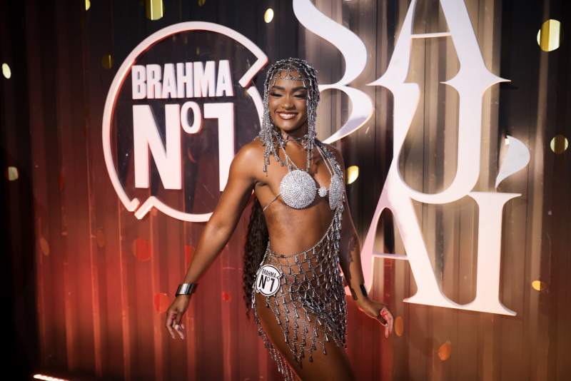 Vibe carioca - Sabrina Sato, Maria Braz e Maísa movimentam a segunda noite do Camarote Nº1 na Sapucaí