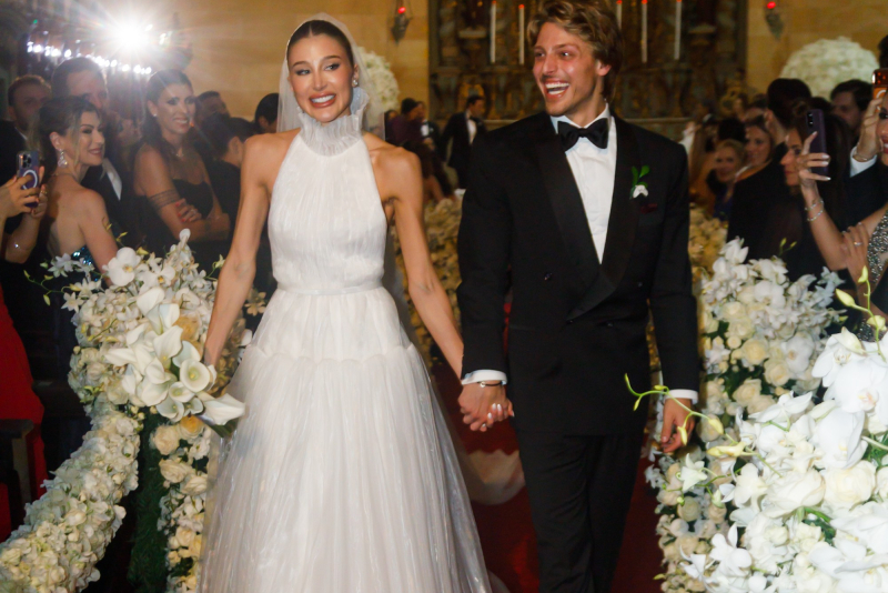 cerimônia luxuosa - Esther Marques e Adolpho Mello dizem “sim” sob a bênção do Padre Fábio de Melo em São Paulo