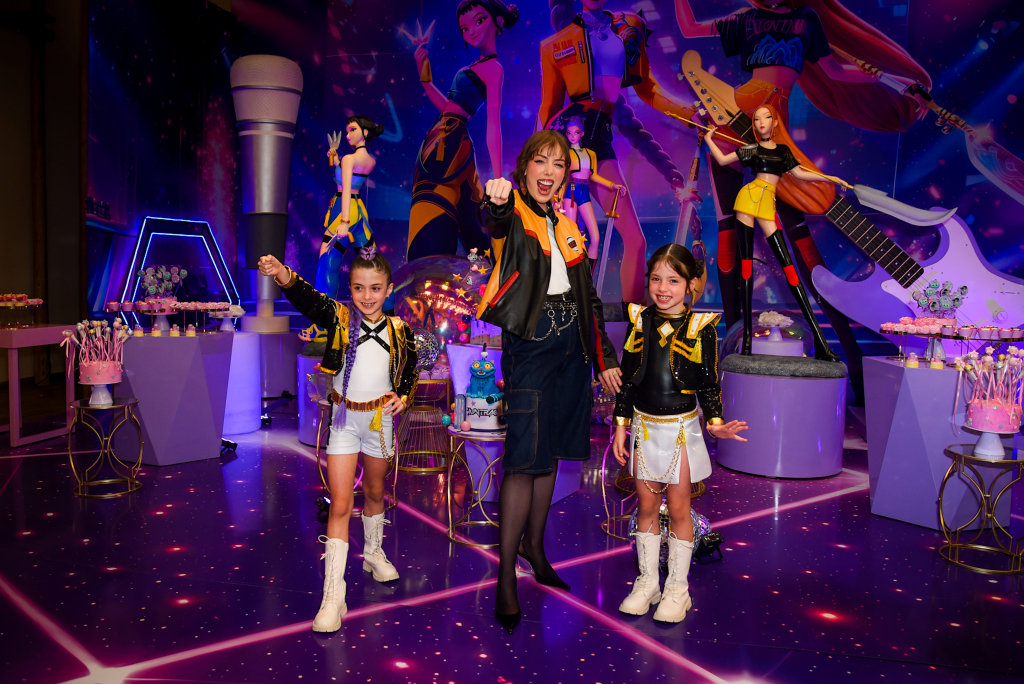 Fabi Justus posa com Chiara e Sienna durante a comemoração especial das aniversariantes. Fotos: Andy Santana e Clayton Felizardo / Brazil News