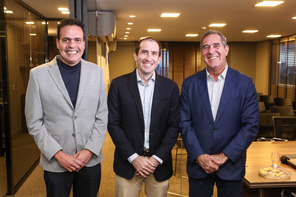 Seacec empossa Luiz Fernando Bittencourt para mandato 2026–2030